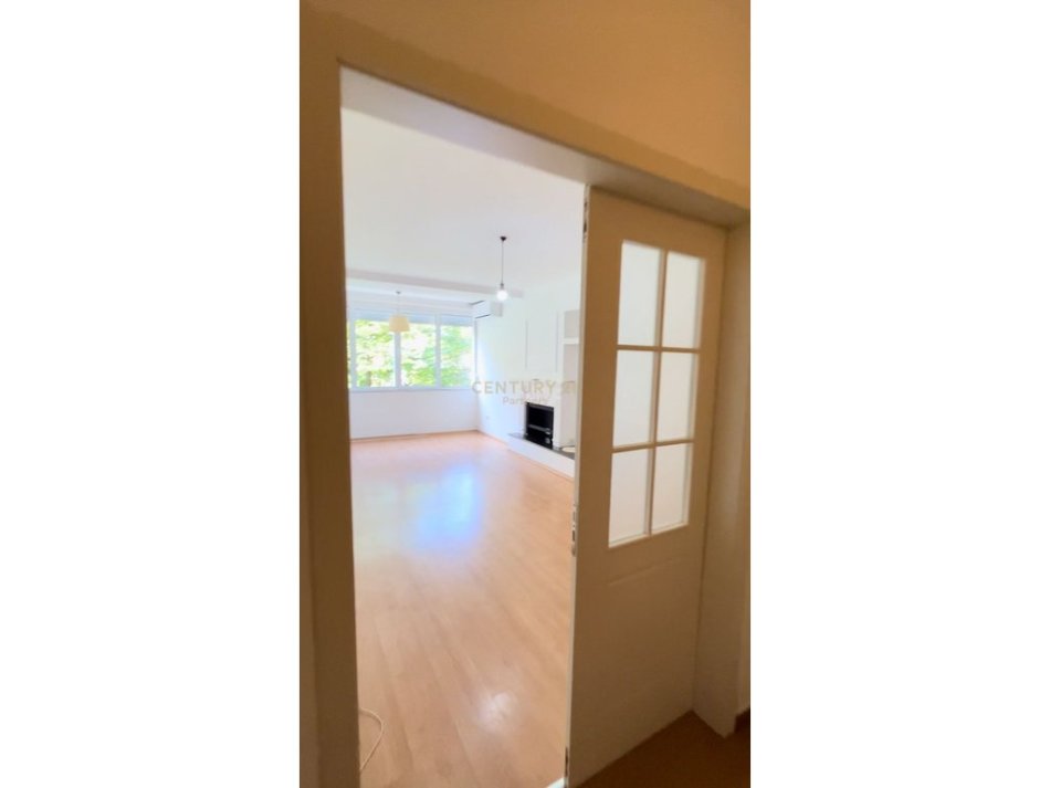 Tirane, jepet me qera zyre Kati 3, 106 m² 800 € (ish Blloku)