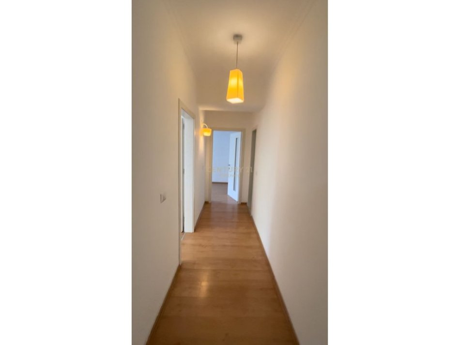 Tirane, jepet me qera zyre Kati 3, 106 m² 800 € (ish Blloku)