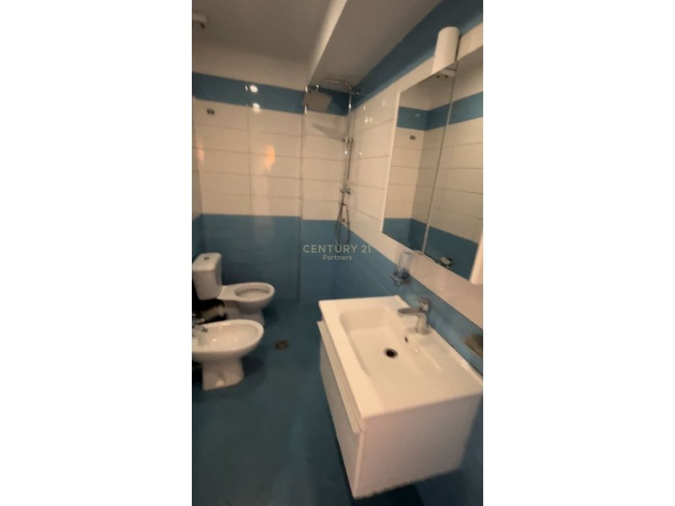 Tirane, jepet me qera zyre Kati 3, 106 m² 800 € (ish Blloku)