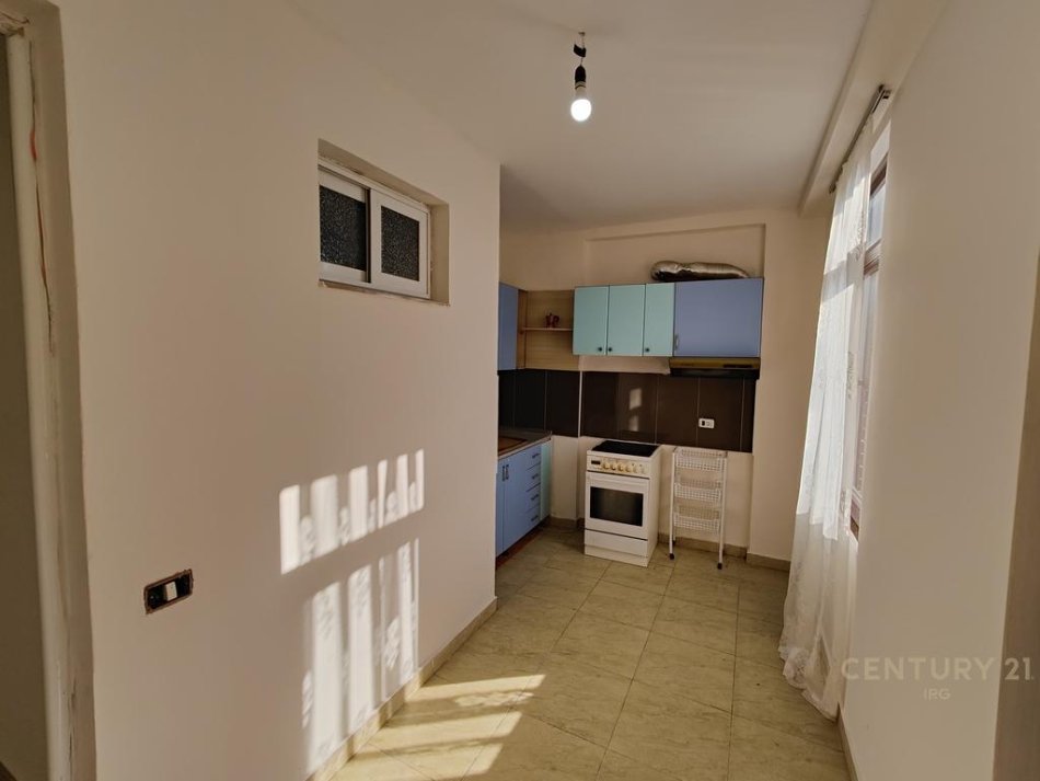 Tirane, jepet me qera apartament 2+1 Kati 5, 92 m² 550 € (Komuna e Parisit)