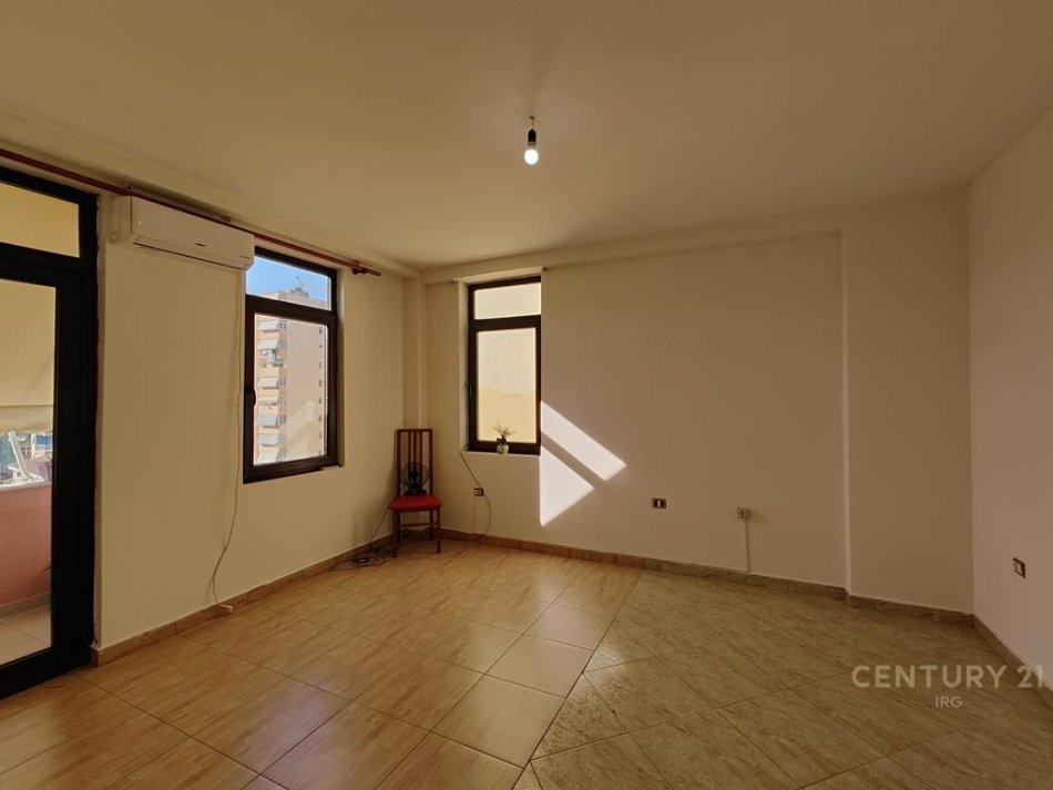 Tirane, jepet me qera apartament 2+1 Kati 5, 92 m² 550 € (Komuna e Parisit)