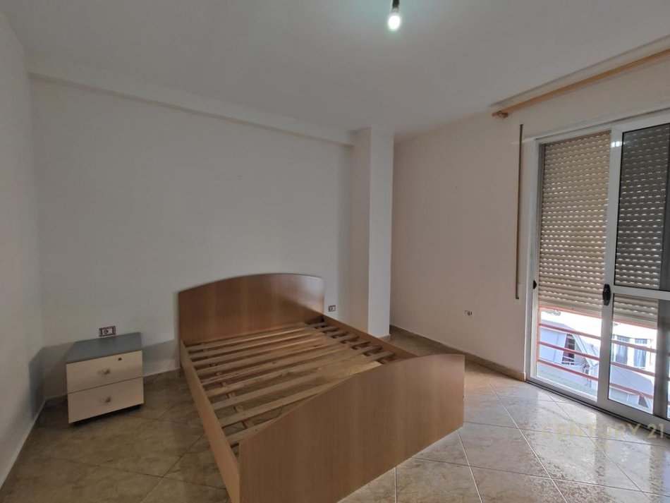 Tirane, jepet me qera apartament 2+1 Kati 5, 92 m² 550 € (Komuna e Parisit)