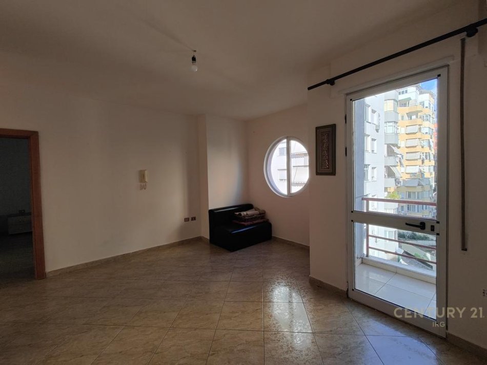 Tirane, jepet me qera apartament 2+1 Kati 5, 92 m² 550 € (Komuna e Parisit)