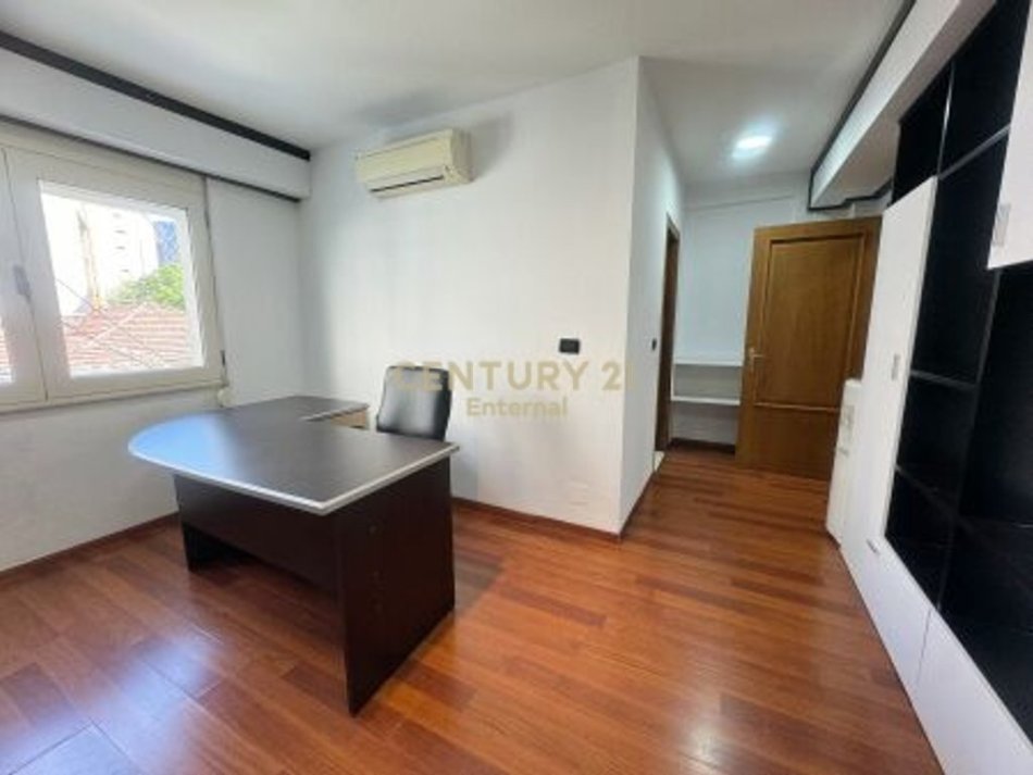 Tirane, jepet me qera zyre Kati 2, 156 m² 2.000 € (bllok)