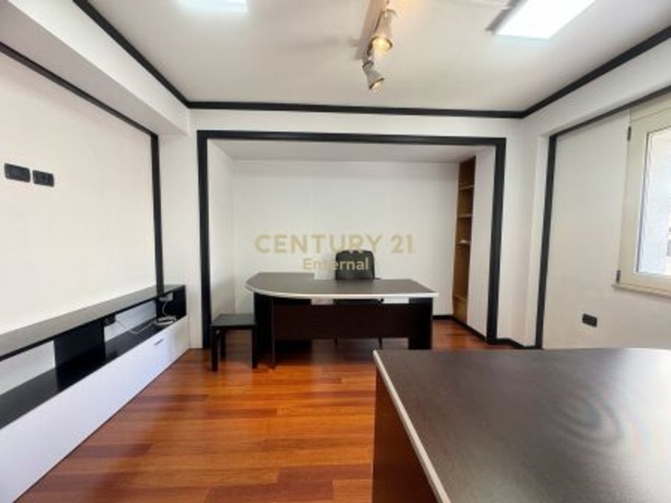 Tirane, jepet me qera zyre Kati 2, 156 m² 2.000 € (bllok)