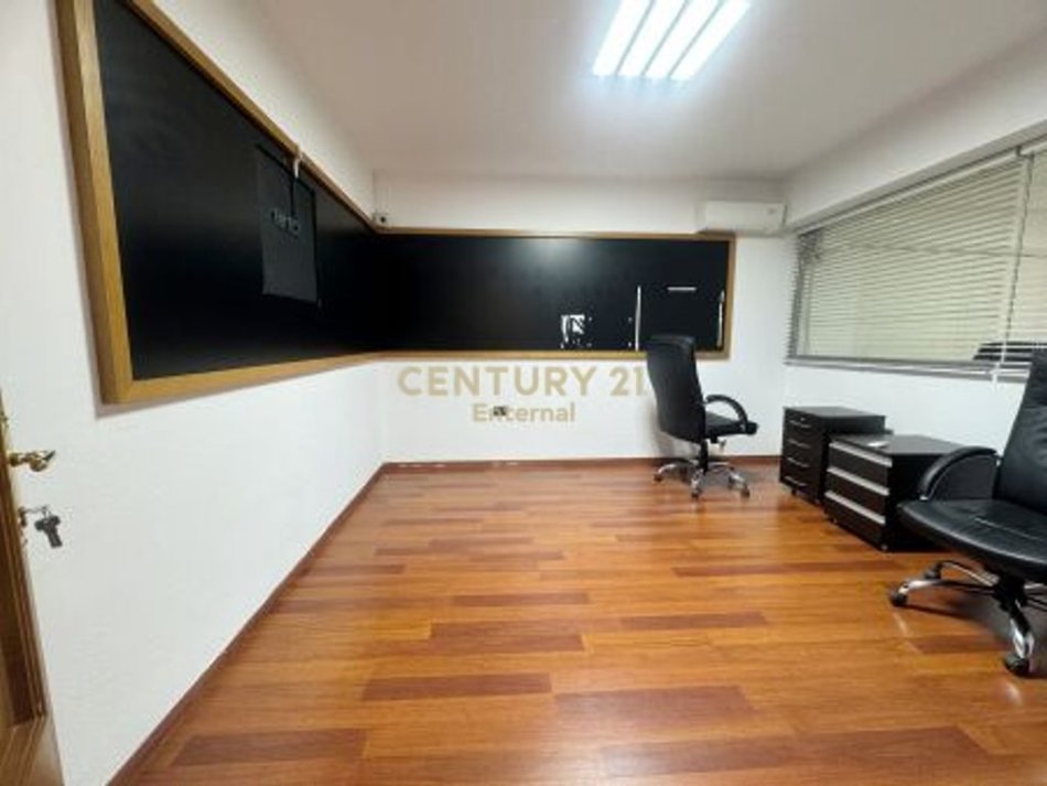 Tirane, jepet me qera zyre Kati 2, 156 m² 2.000 € (bllok)