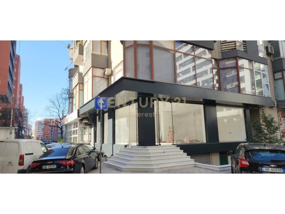Tirane, jepet me qera dyqan Kati 0, 100 m² 2.200 € (Rruga e Kavajes)