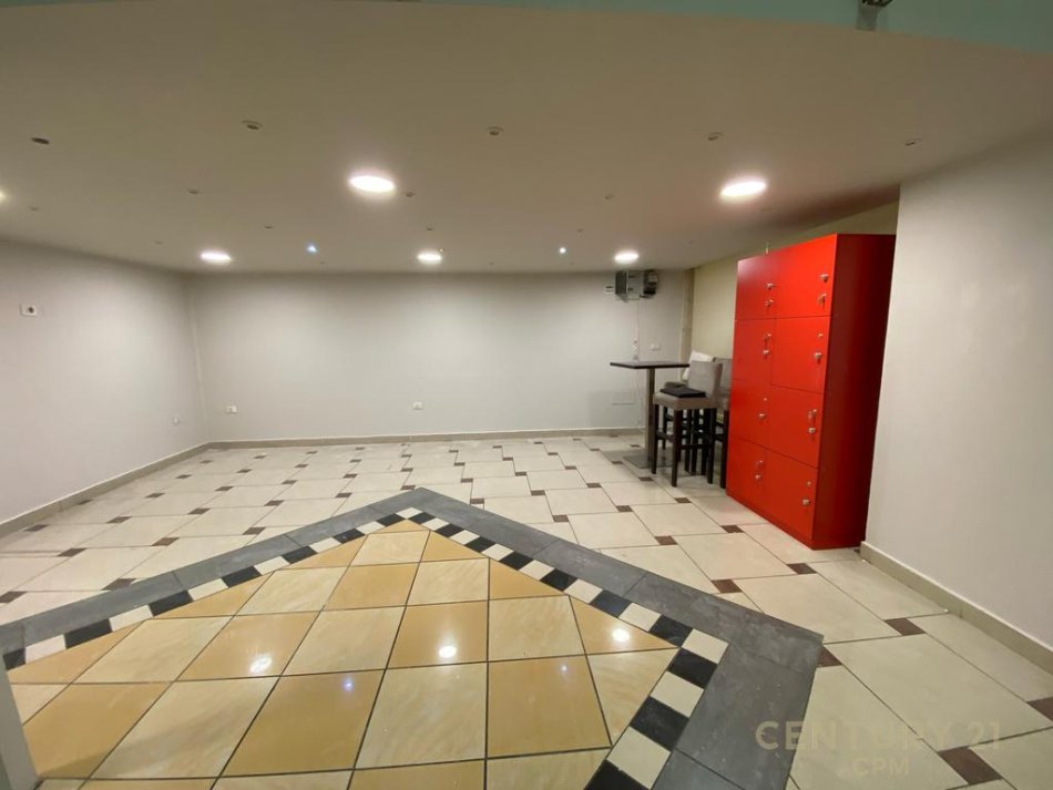 Tirane, jepet me qera zyre tek Galeria Kati 1, 55 m² 600 € (rruga e barrikadave)