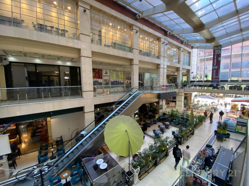 Tirane, jepet me qera zyre tek Galeria Kati 1, 55 m² 600 € (rruga e barrikadave)