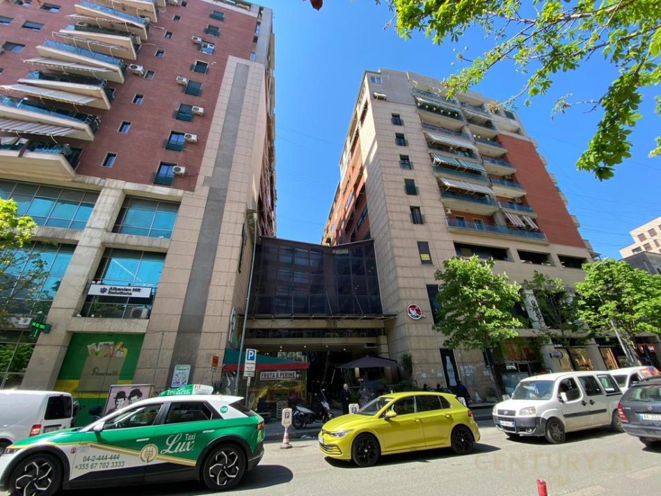 Tirane, jepet me qera zyre tek Galeria Kati 1, 55 m² 600 € (rruga e barrikadave)