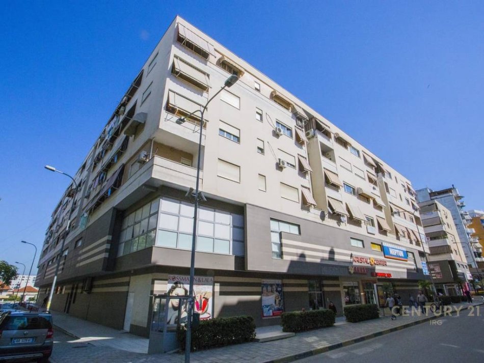 Tirane, jepet me qera ambjent biznesi Kati 0, 203 m² 3.000 € (komuna e parisit)