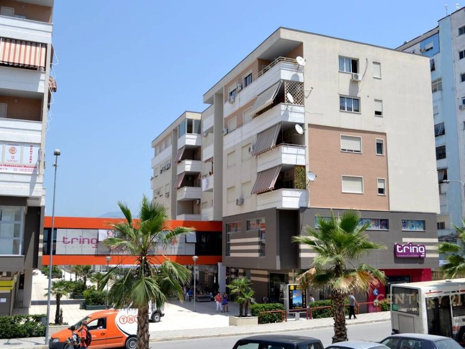 Tirane, jepet me qera ambjent biznesi Kati 0, 203 m² 3.000 € (komuna e parisit)