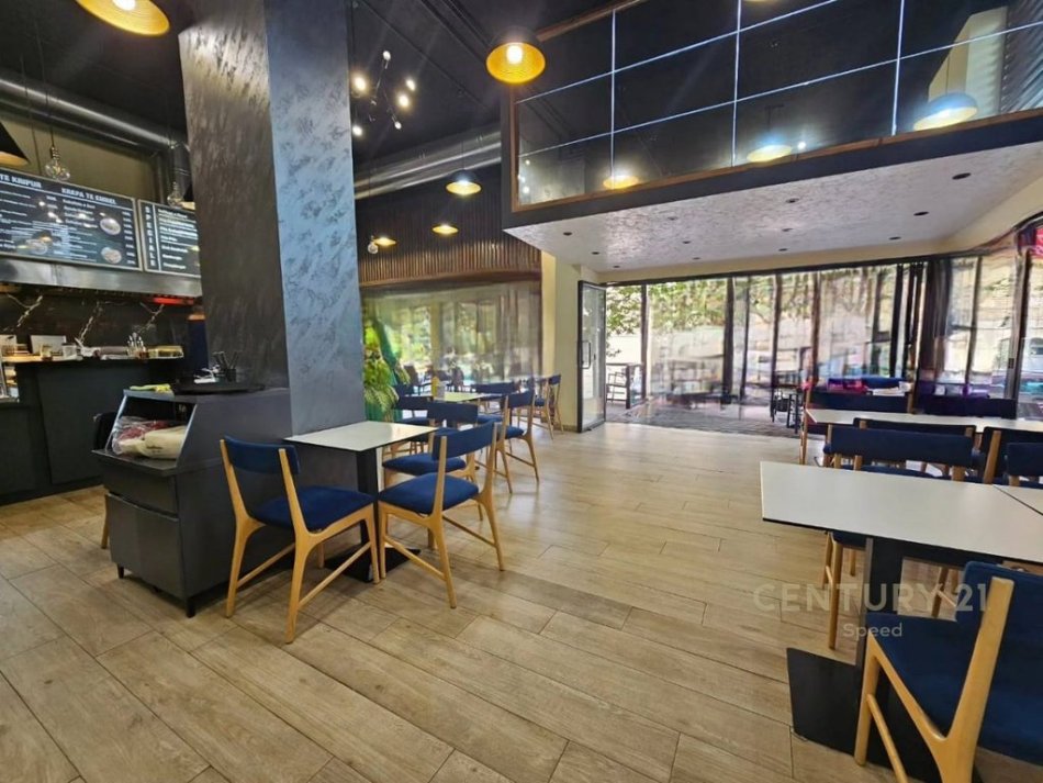 Tirane, shitet bar-kafe Kati 0, 184 m² 590.000 € (21 dhjetori)