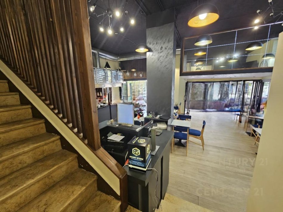 Tirane, shitet bar-kafe Kati 0, 184 m² 590.000 € (21 dhjetori)