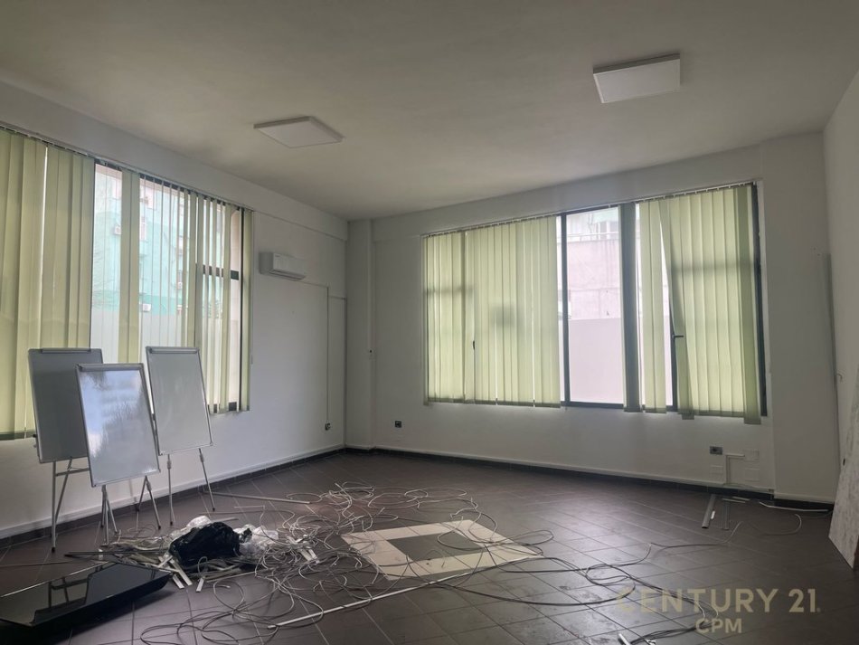 Tirane, jepet me qera ambjent biznesi Kati 2, 330 m² 2.400 € (komuna e parisit)