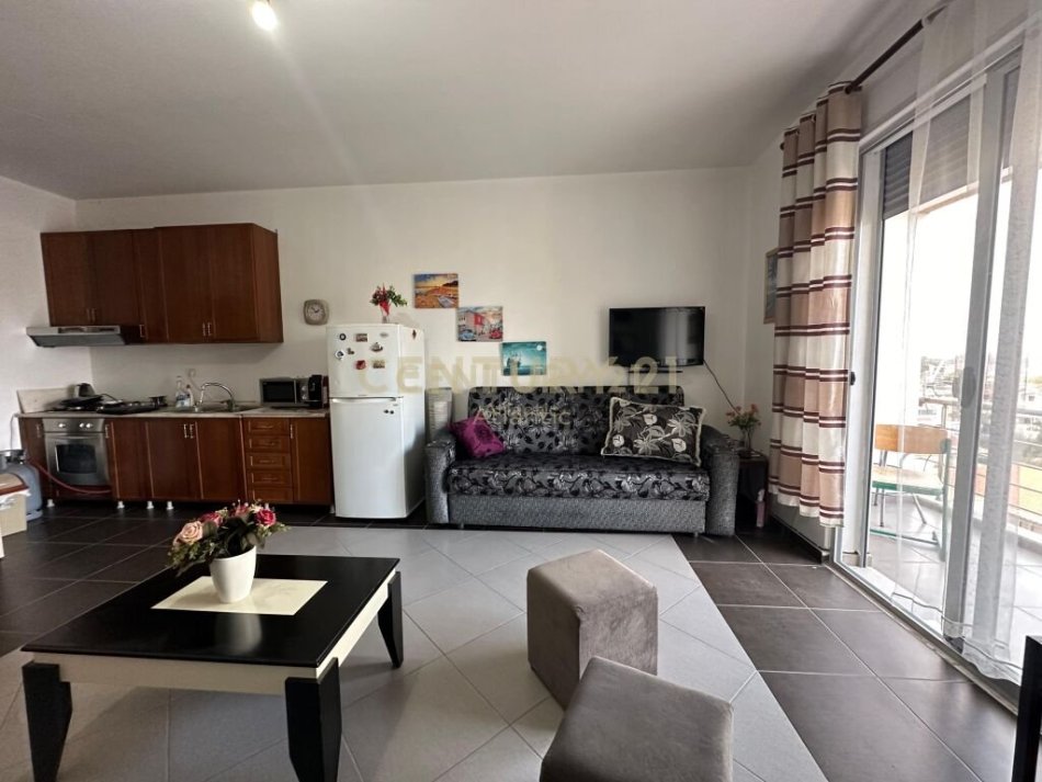 Durres, jepet me qera garsonier 1+1 , 42 m² 230 € 