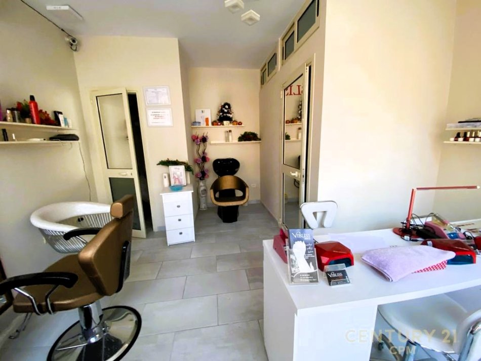 Tirane, jepet me qera dyqan Kati 0, 20 m² 300 € (myslym shyri)