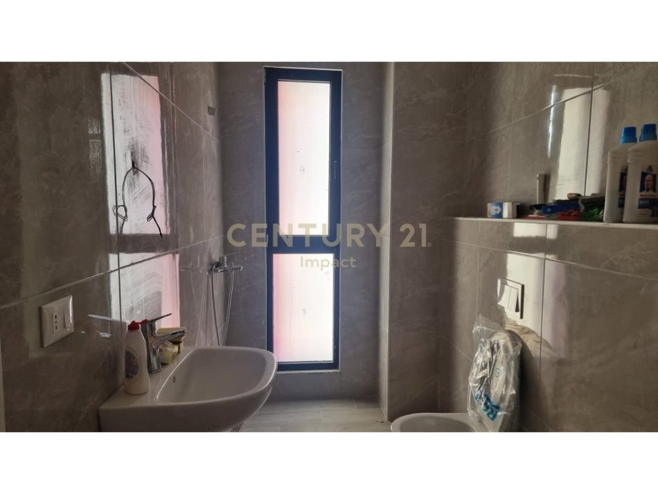 Tirane, jepet me qera zyre Kati 4, 117 m² (Kompleksi Arlis, rruga e Dibres)