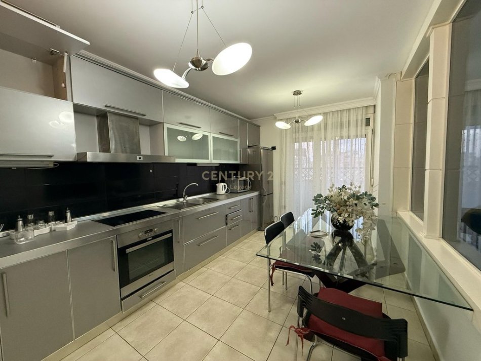Tirane, jepet me qera apartament 2+1+Aneks+Ballkon Kati 6, 114 m² 750 € (Ish Ekspozita)