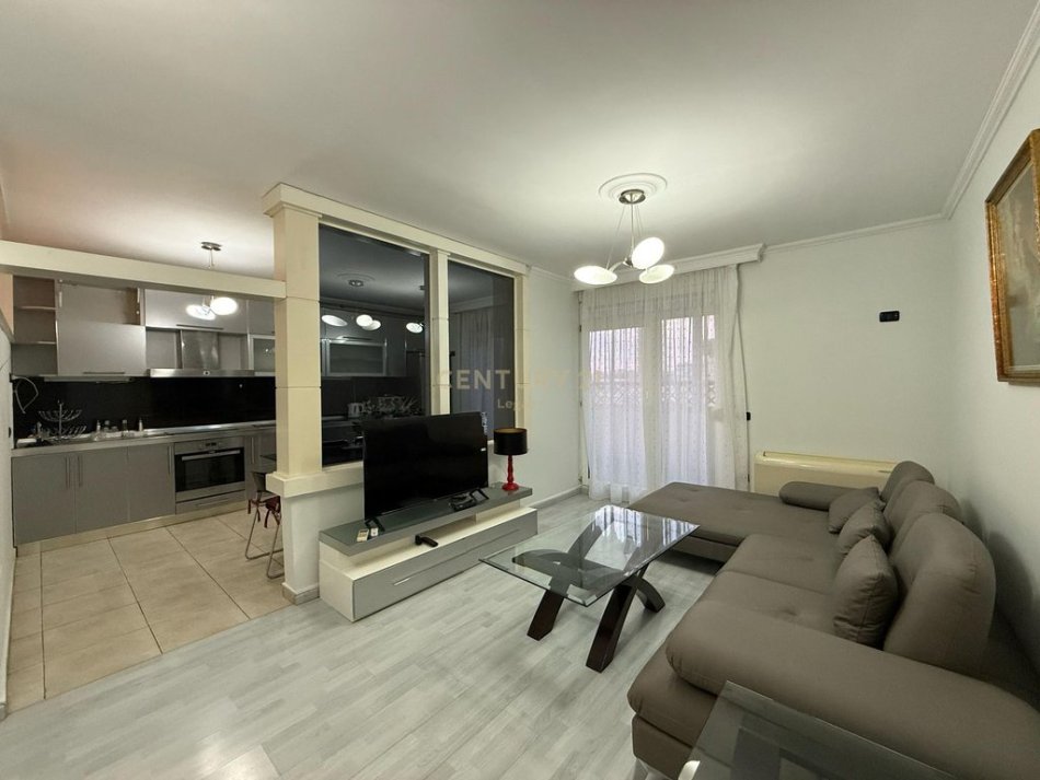 Tirane, jepet me qera apartament 2+1+Aneks+Ballkon Kati 6, 114 m² 750 € (Ish Ekspozita)