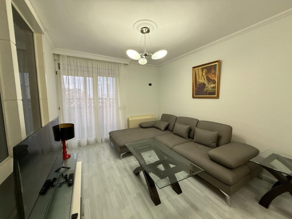 Tirane, jepet me qera apartament 2+1+Aneks+Ballkon Kati 6, 114 m² 750 € (Ish Ekspozita)
