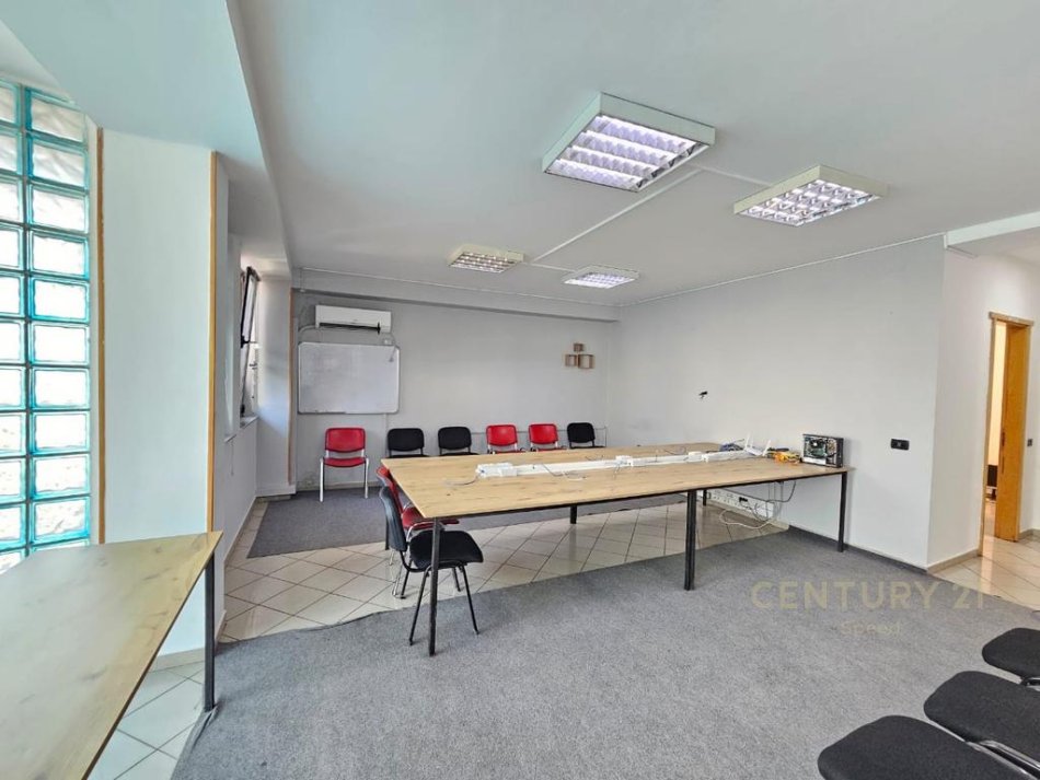 Tirane, jepet me qera apartament 4+1 Kati 2, 159 m² 1.200 € (Qender)