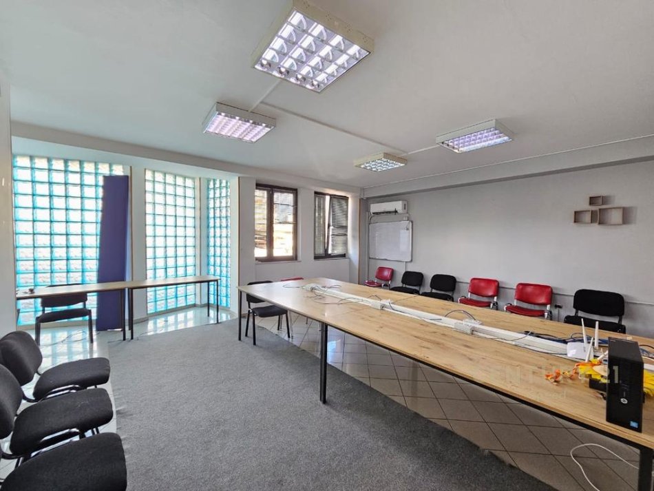 Tirane, jepet me qera apartament 4+1 Kati 2, 159 m² 1.200 € (Qender)
