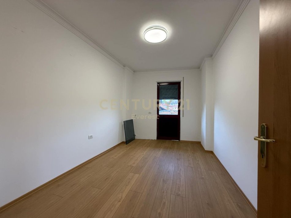 Tirane, SHESIM APARTAMENT 2+1+2+POST PARKIMI PRANE QENDRES! 115 m² 260.000 €