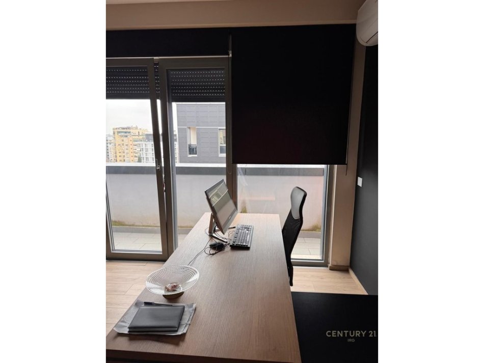 Tirane, jepet me qera zyre Kati 7, 167 m² 1.800 € (rruga e Kavajes)