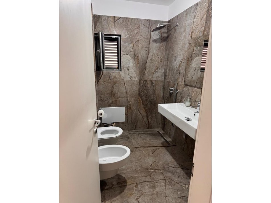 Tirane, jepet me qera zyre Kati 7, 167 m² 1.800 € (rruga e Kavajes)