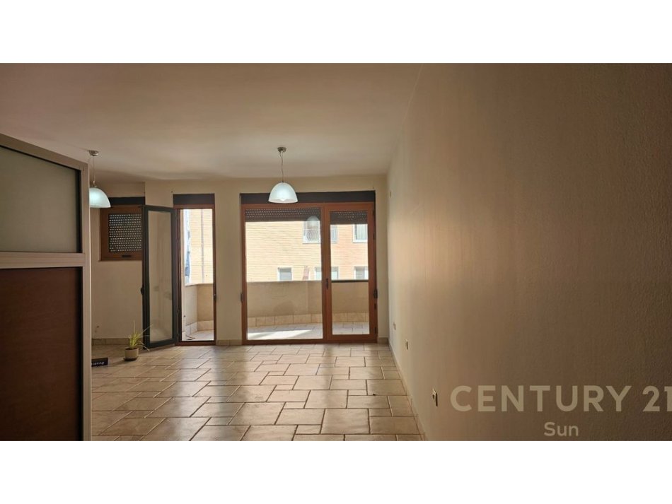 Tirane, jepet me qera ambjent biznesi Kati 4, 150 m² 1.200 € (Prane RTSH)