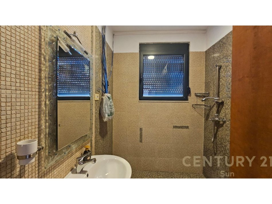 Tirane, jepet me qera ambjent biznesi Kati 4, 150 m² 1.200 € (Prane RTSH)