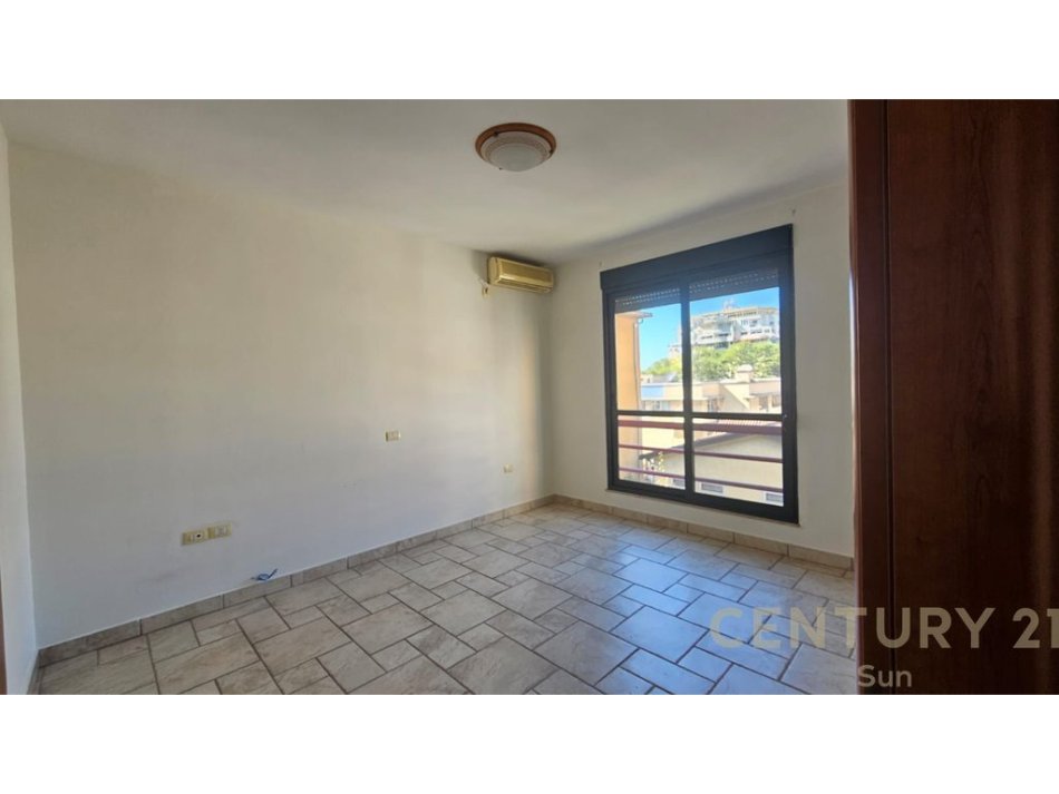 Tirane, jepet me qera ambjent biznesi Kati 4, 150 m² 1.200 € (Prane RTSH)