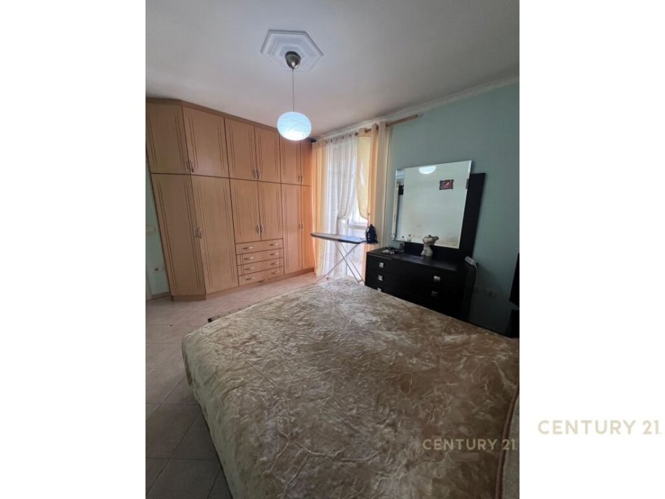 Tirane, jepet me qera apartament 2+1 Kati 3, 93 m² 550 € (Prane Hillton ,afer Kompleksit Delijorgji)