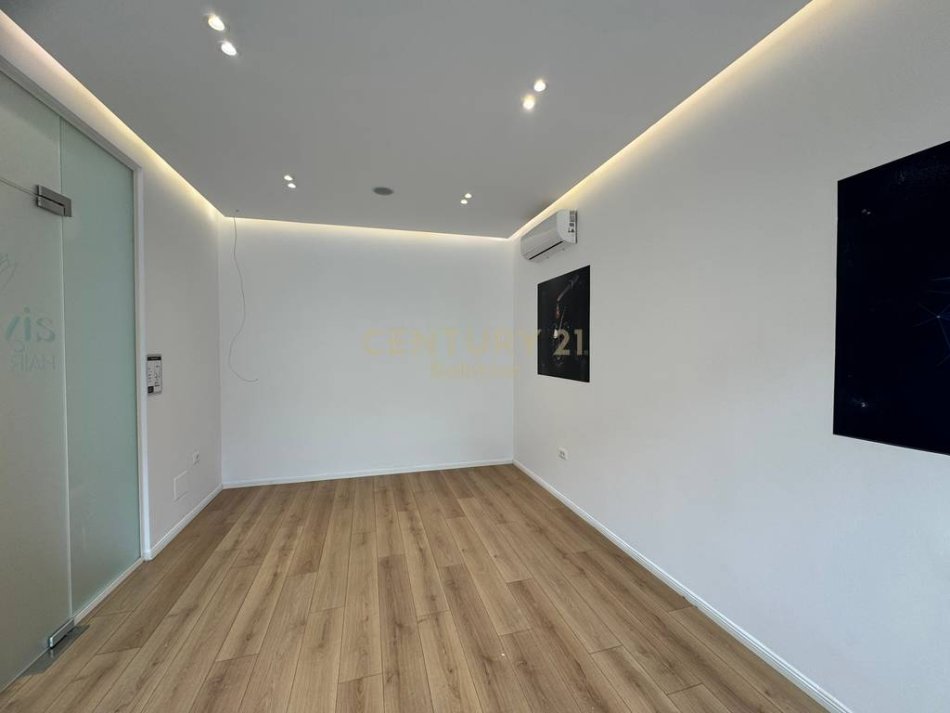 JEPET ME QIRA VILE + 2 POSTE PARKIMI TEK KOMPLEKSI DINAMO!, 200 m² 2.000 €