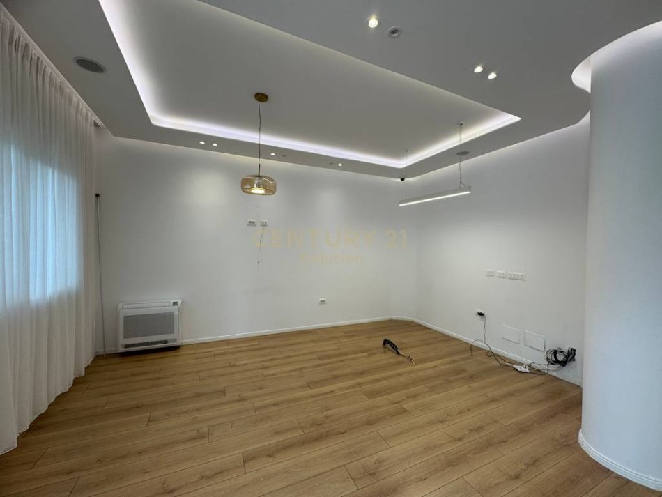 JEPET ME QIRA VILE + 2 POSTE PARKIMI TEK KOMPLEKSI DINAMO!, 200 m² 2.000 €