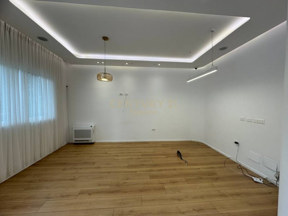 JEPET ME QIRA VILE + 2 POSTE PARKIMI TEK KOMPLEKSI DINAMO!, 200 m² 2.000 €
