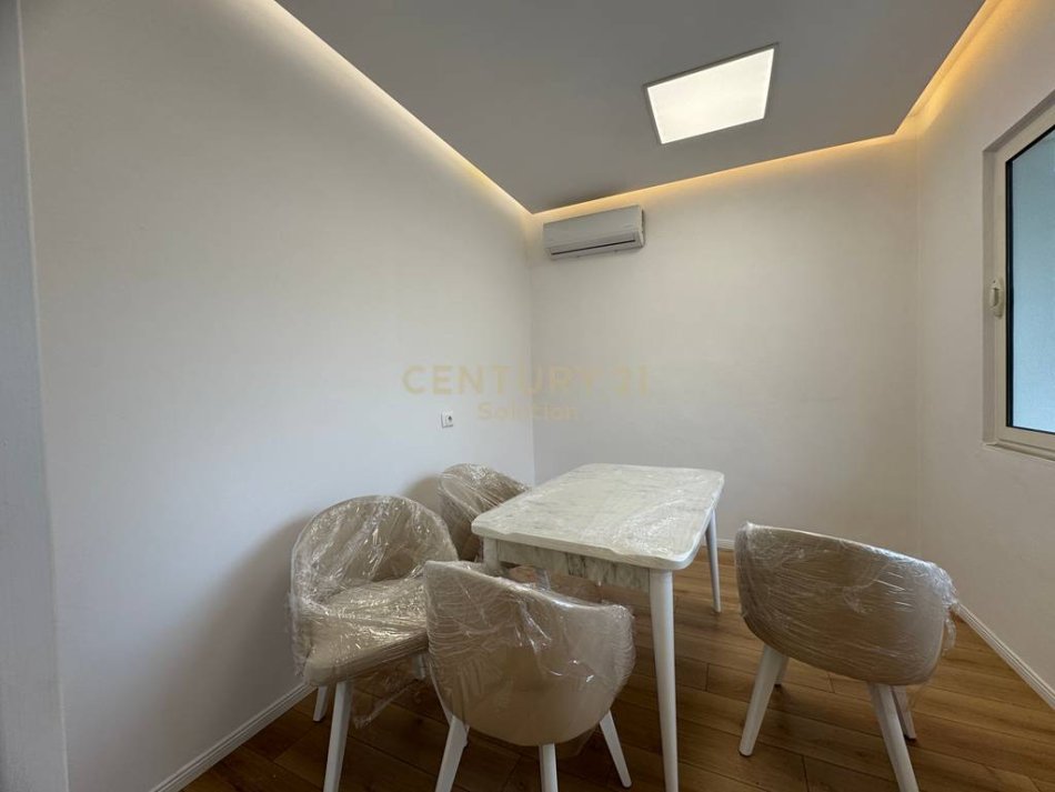 JEPET ME QIRA VILE + 2 POSTE PARKIMI TEK KOMPLEKSI DINAMO!, 200 m² 2.000 €