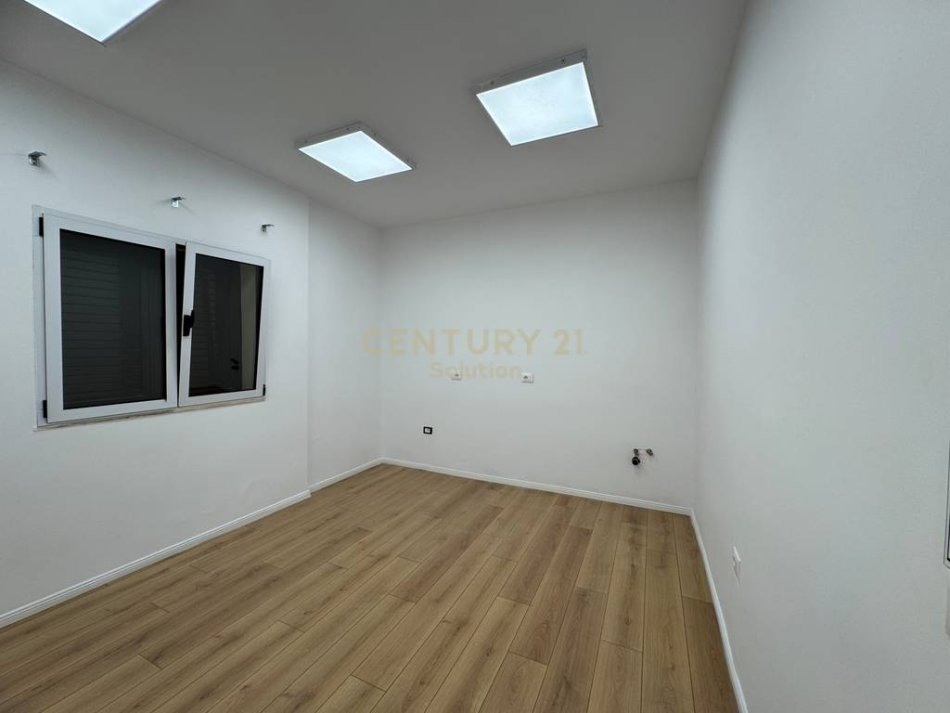 JEPET ME QIRA VILE + 2 POSTE PARKIMI TEK KOMPLEKSI DINAMO!, 200 m² 2.000 €