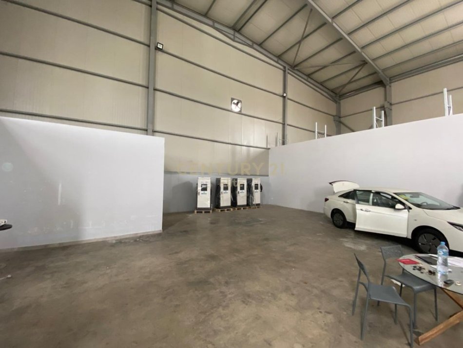 shitet magazine , 2.200 m² 1.300.000 €
