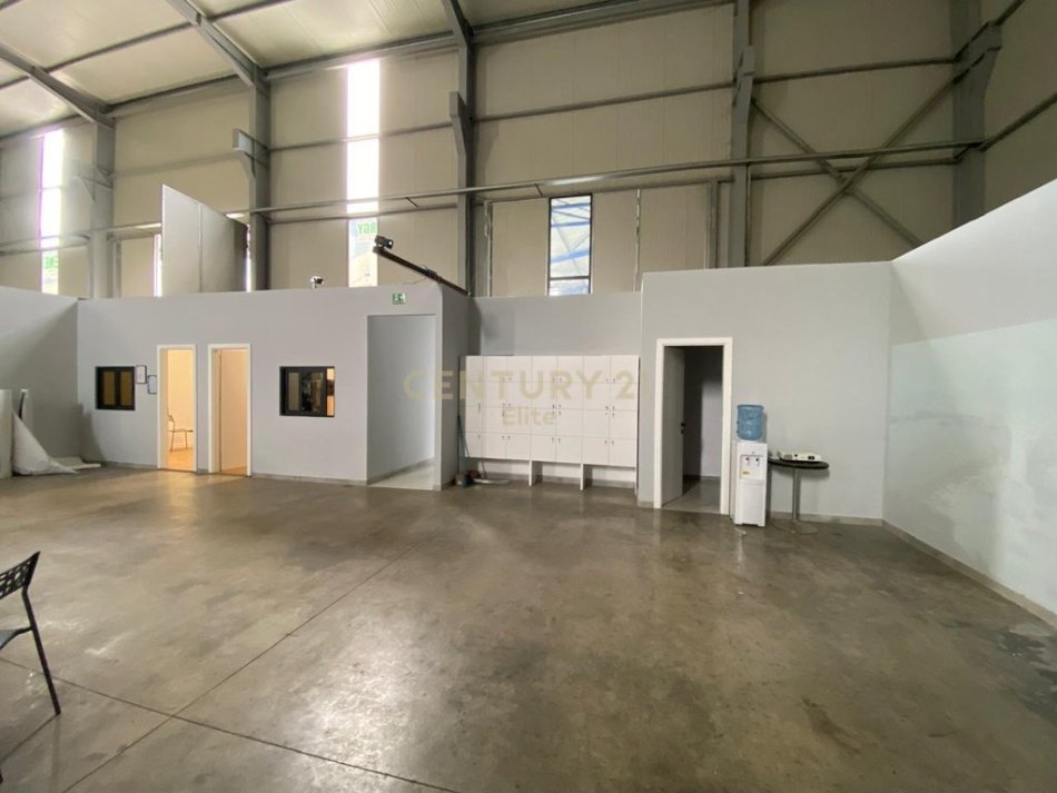 shitet magazine , 2.200 m² 1.300.000 €