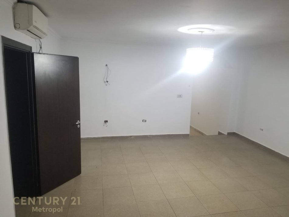 Tirane, jepet me qera ambjent biznesi Kati 0, 80 m² 1.100 € (Perballe gjykates se Shkalles pareTirane)