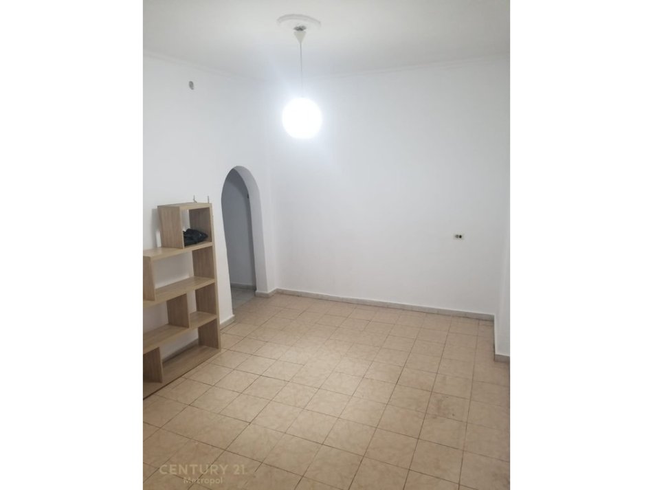 Tirane, jepet me qera ambjent biznesi Kati 0, 80 m² 1.100 € (Perballe gjykates se Shkalles pareTirane)