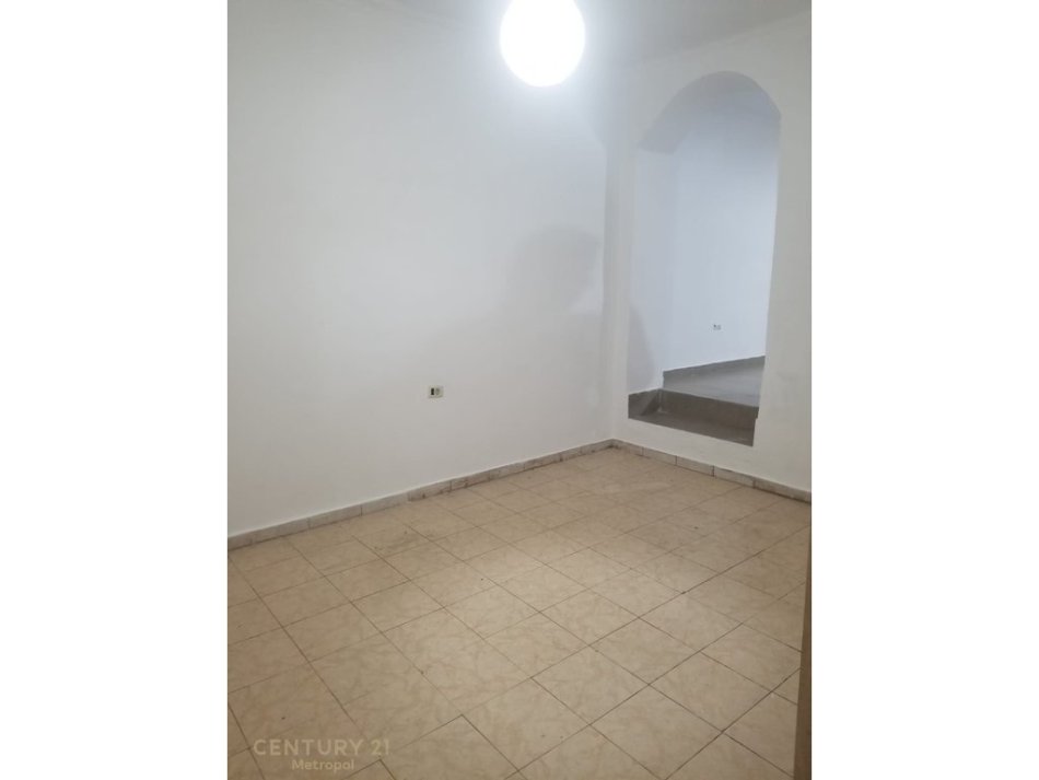 Tirane, jepet me qera ambjent biznesi Kati 0, 80 m² 1.100 € (Perballe gjykates se Shkalles pareTirane)