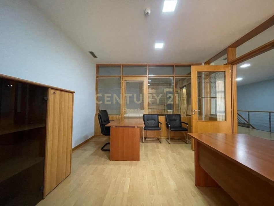 Tirane, shitet apartament duplex 2+1+Ballkon Kati 7, 190 m² 490.000 € (Rruga e Kavajes)
