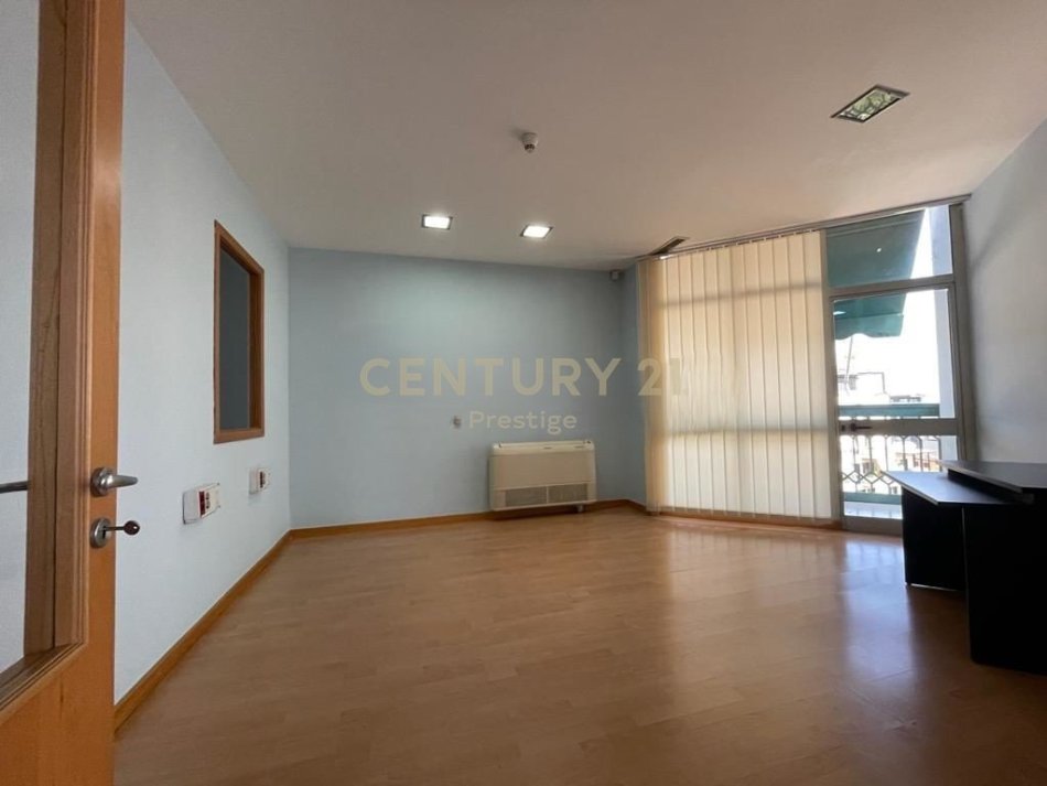 Tirane, shitet apartament duplex 2+1+Ballkon Kati 7, 190 m² 490.000 € (Rruga e Kavajes)