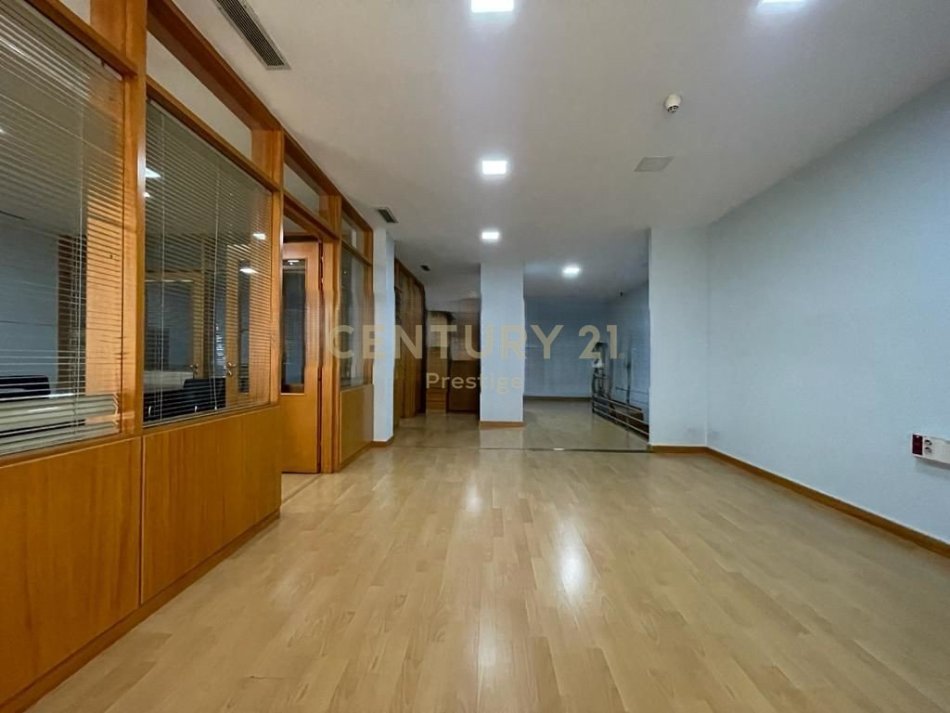 Tirane, shitet apartament duplex 2+1+Ballkon Kati 7, 190 m² 490.000 € (Rruga e Kavajes)