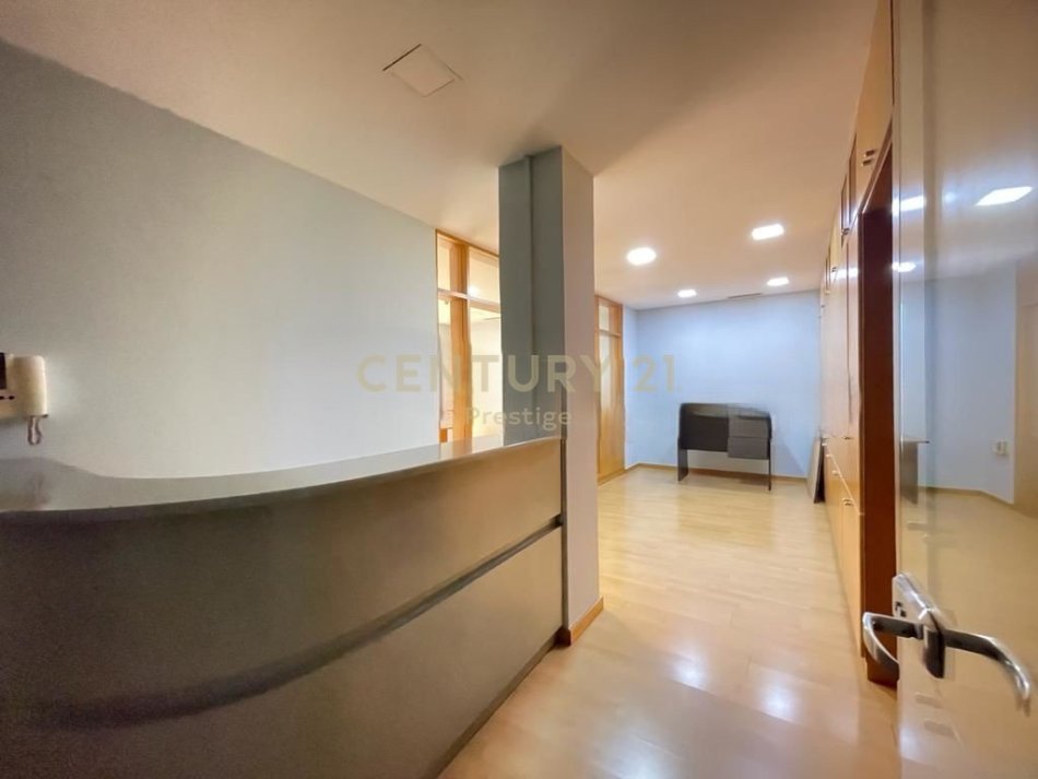 Tirane, shitet apartament duplex 2+1+Ballkon Kati 7, 190 m² 490.000 € (Rruga e Kavajes)