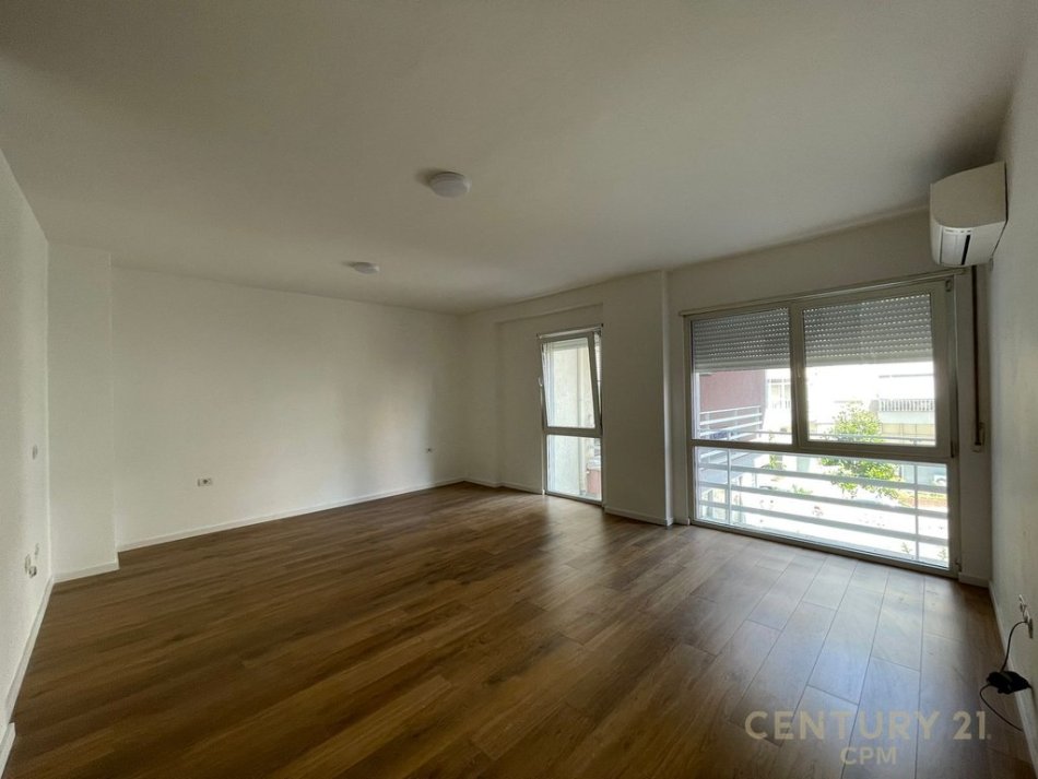 Tirane, jepet me qera apartament 2+1+Ballkon Kati 1, 110 m² 900 € (Komuna e Parisit)