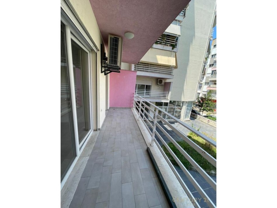 Tirane, jepet me qera apartament 2+1+Ballkon Kati 1, 110 m² 900 € (Komuna e Parisit)